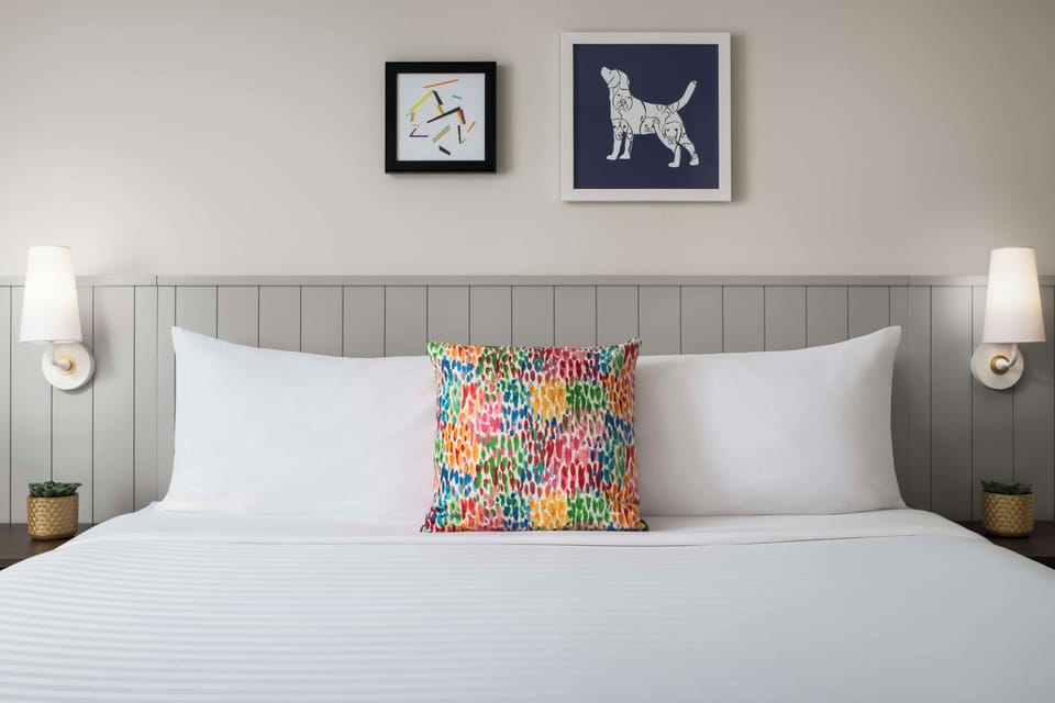 Unit with King bed. Exact unit will be assigned upon arrival. Views, colors, and decor may vary.