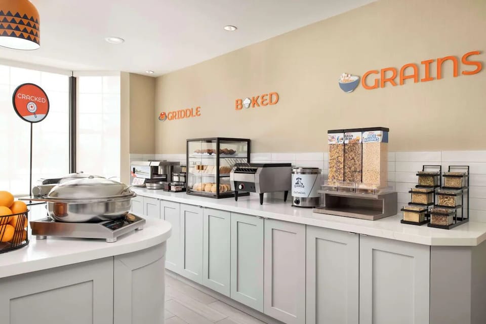 Fuel up fast with a convenient, plentiful breakfast buffet.