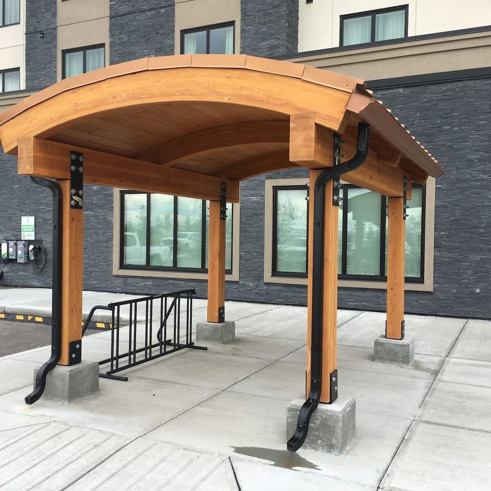 Park and unload comfortably beneath the sheltered porte-cochère.