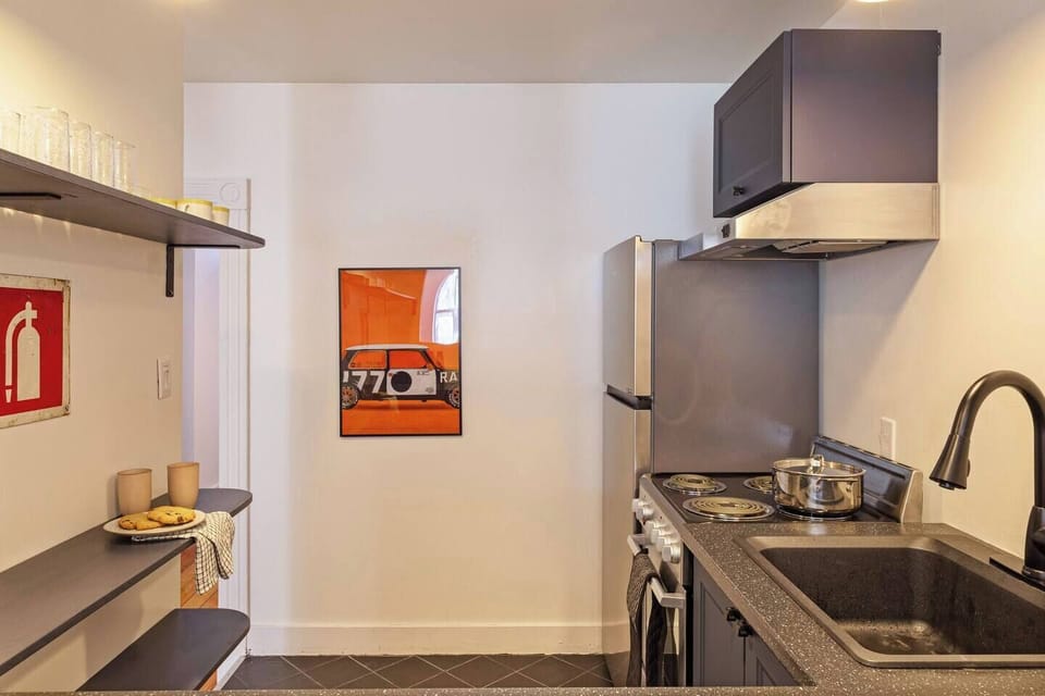 Cozy, fully equipped kitchen with modern appliances and an open view into the living space—everything you need to feel at home.