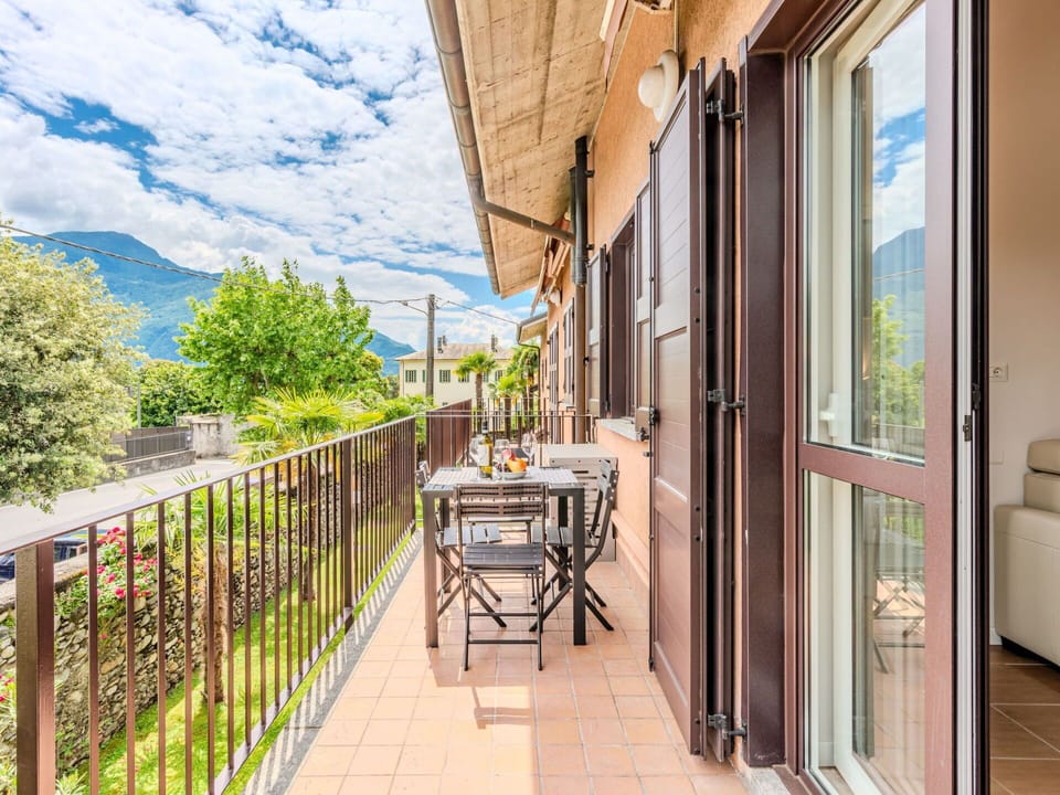 Balcony, Chair, Porch, Shade, Deck, Houseplant, Outdoor Furniture, Wood Stain, Hardwood, Kitchen & Dining Room Table
