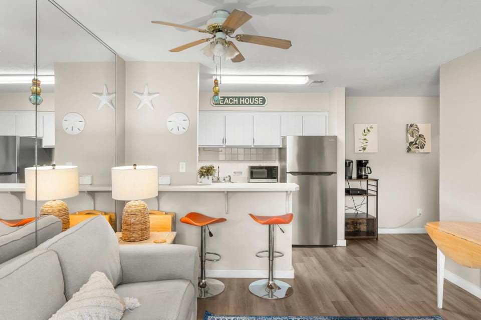 Kitchen with Breakfast Bar