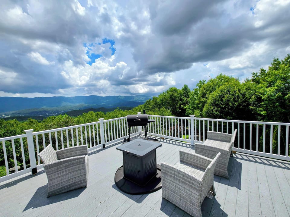 Enjoy dinner on the grill then relax under the stars with the gas firepit. 