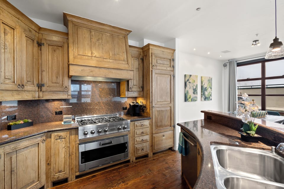 3.01-wintercrown-penthouse-kitchen(11)