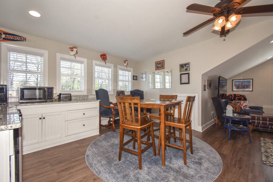 Kitchenette/Dining