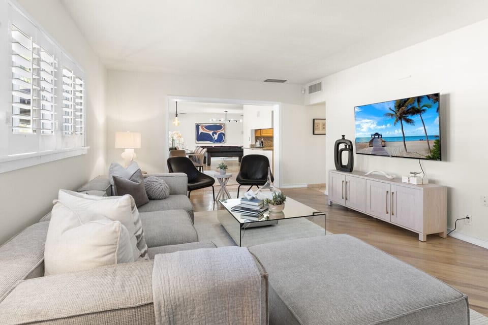 Comfortable Entertainment Space with Large Screen TV and Spacious Seating for Groups