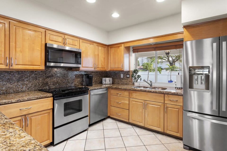 Beautiful Full Kitchen featuring Modern Appliances and Premium Granite Countertops