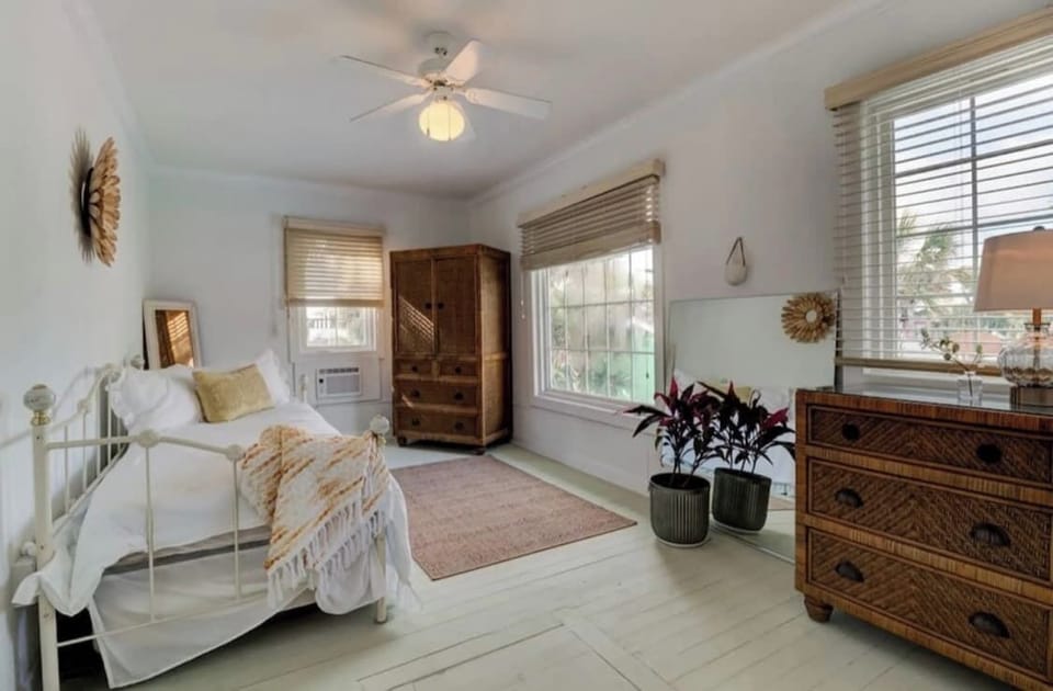 Large windows let in plenty of natural light, creating a bright and welcoming atmosphere. With ample storage for your essentials, you can unpack and settle in with ease.
