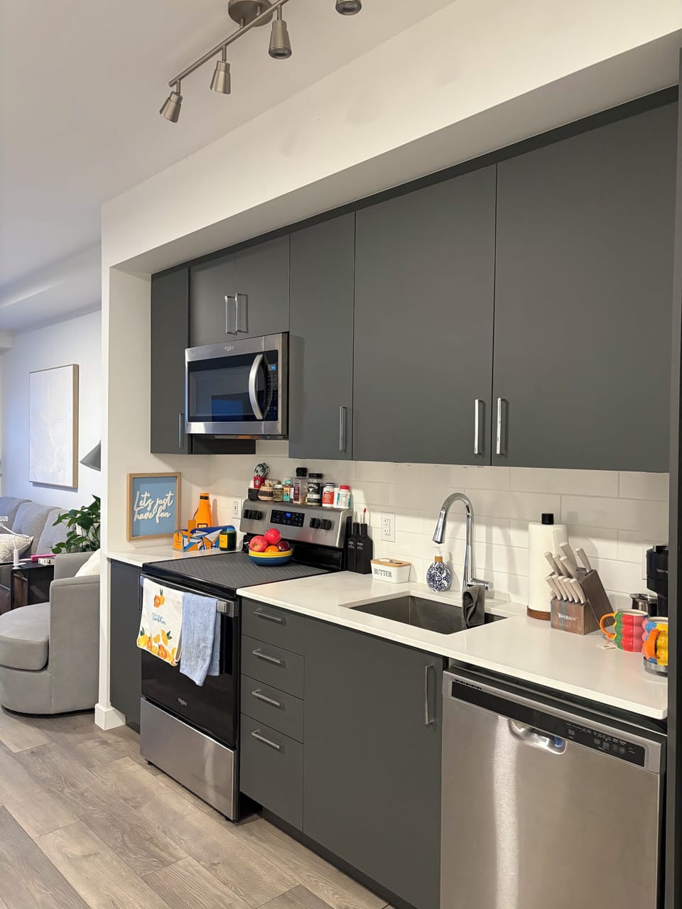 Kitchen area - full coffee bar