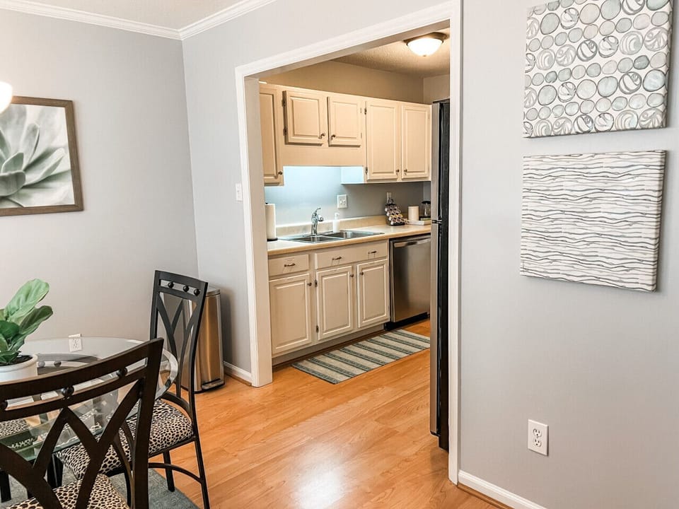 Kitchen & Dining Area