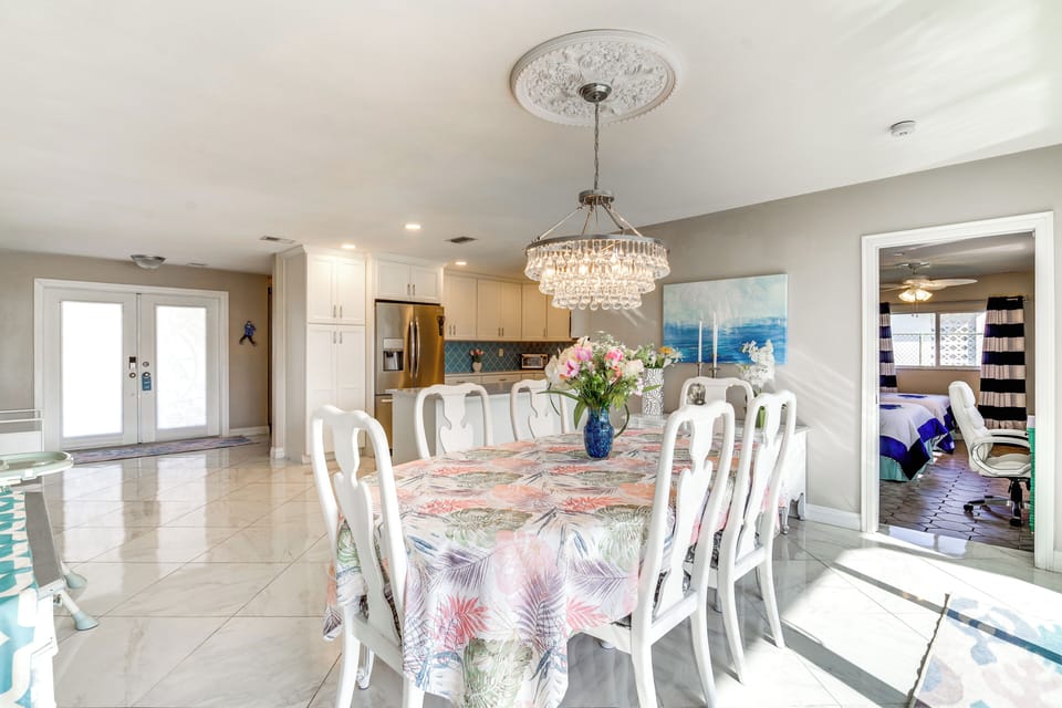 Dining Area | Dishware & Flatware | Single-Story Home