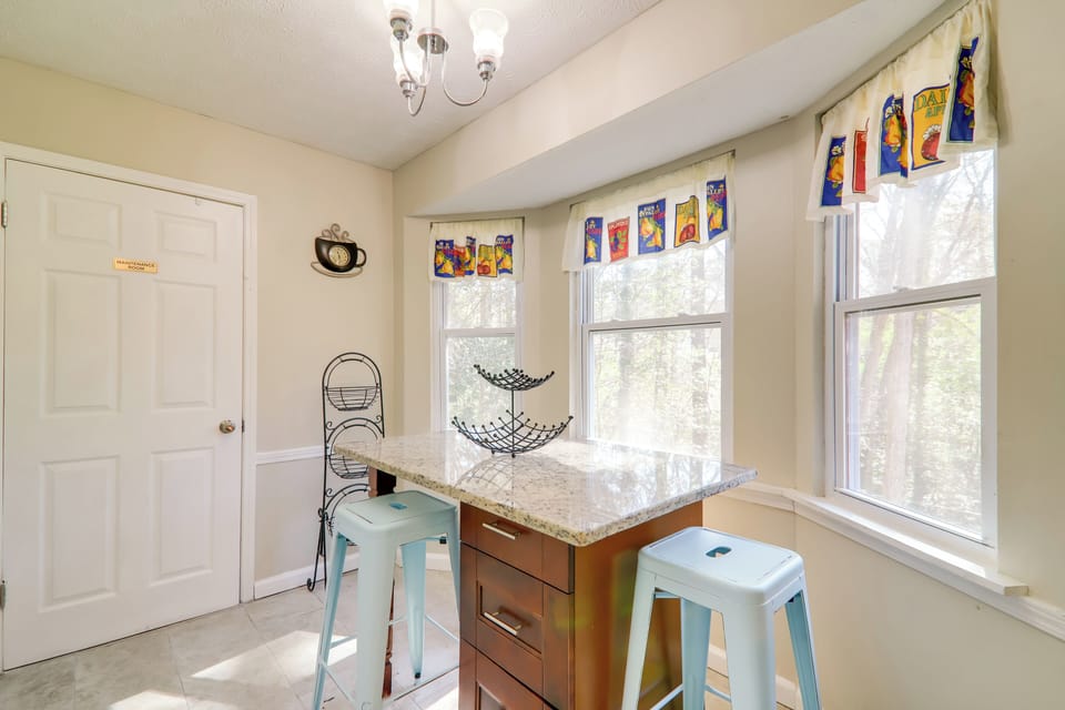 Additional Dining Area | Breakfast Bar