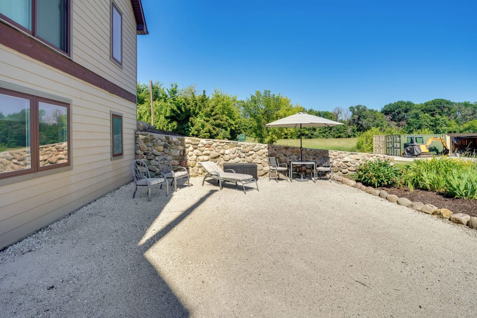 Yard | Outdoor Dining Area