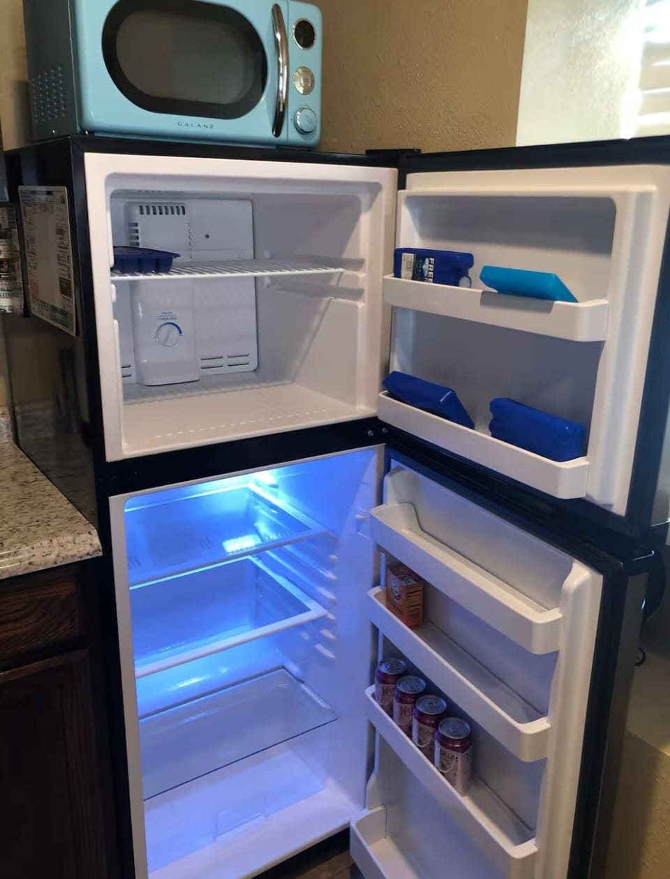 Medium size fridge and freezer that’s just big enough to hold your food!