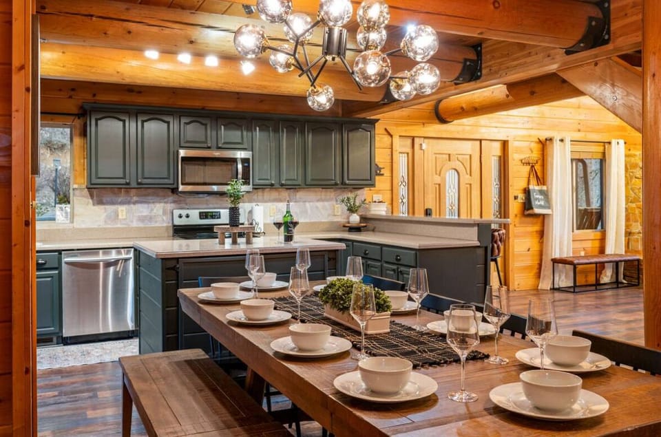 Gather your loved ones for an amazing meal in this quaint and cozy atmosphere!