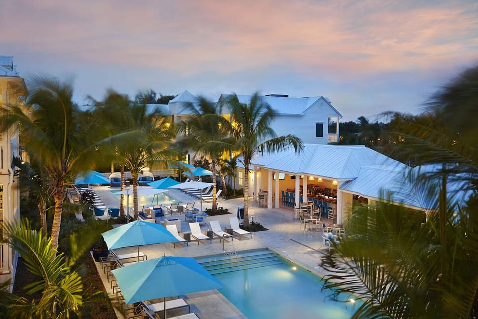 Arrive to a sunset-lit oasis with sparkling poolside energy.