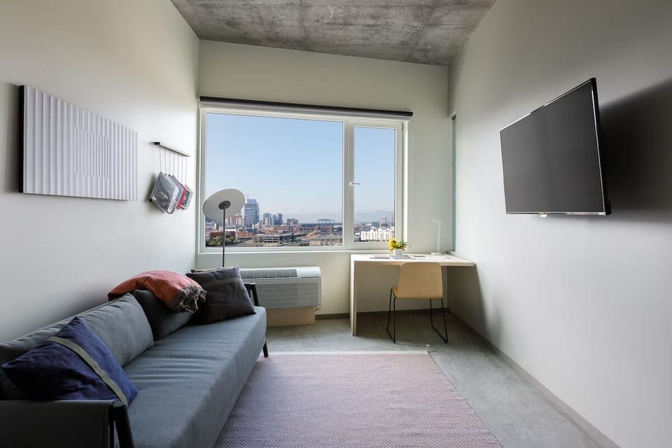 Get inspired at the desk with daylight and skyline views.