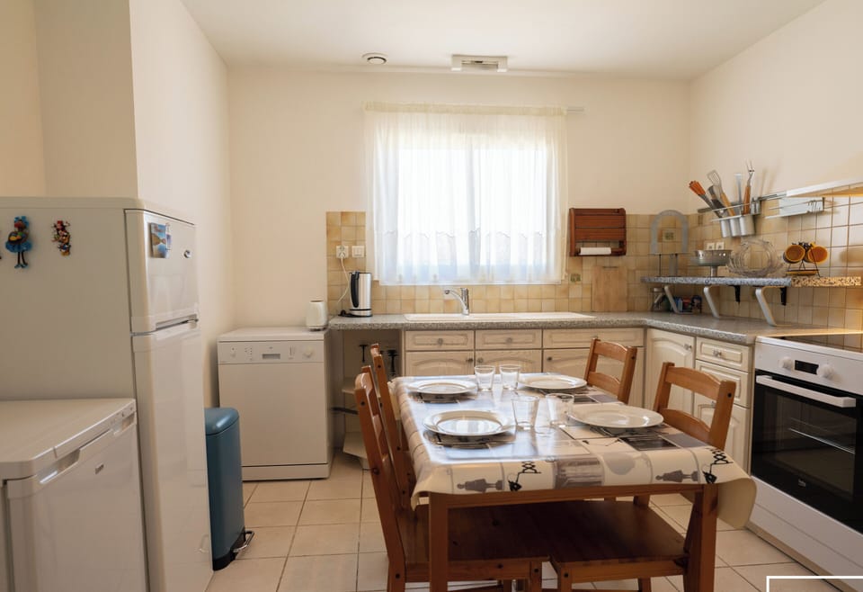 Fully-equipped kitchen with dishwasher, fridge, freezer... 