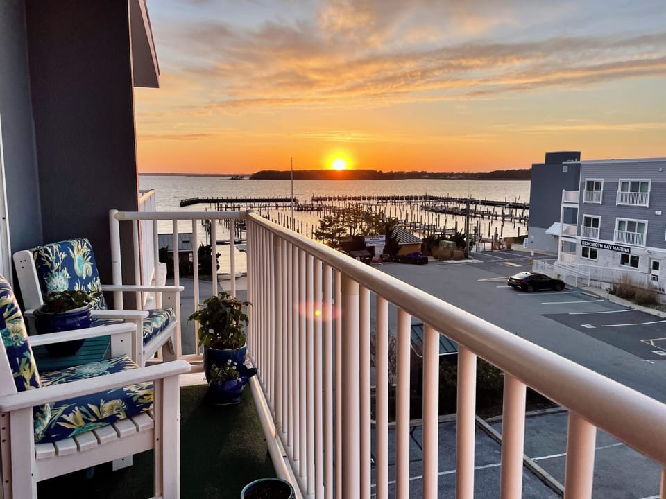 Living room balcony sunset & garden!