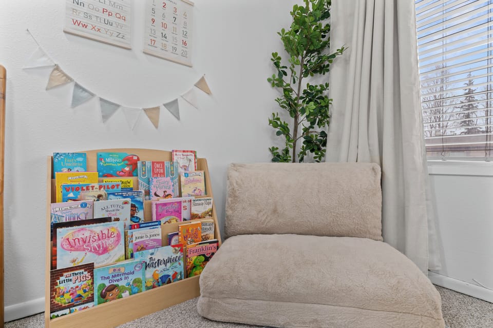 Kids' reading nook