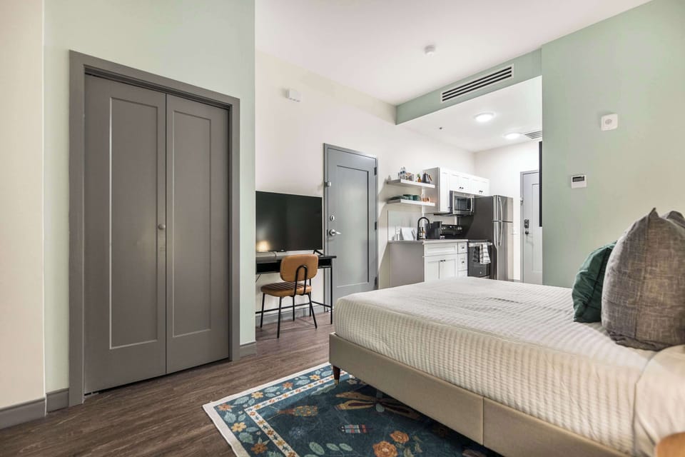 Room 1 - Queen Bed Studio