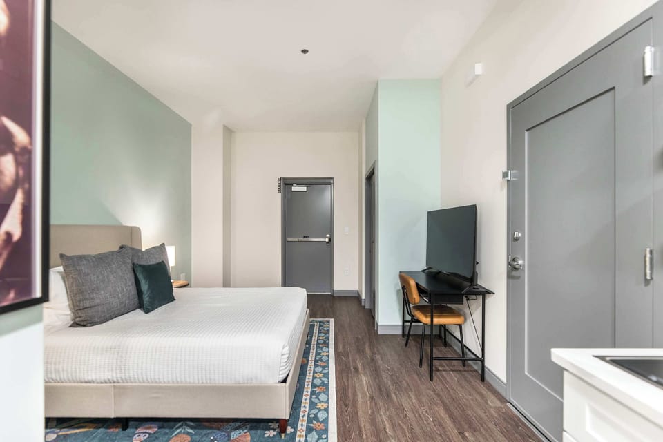 Room 1 - Queen Bed Compact Space