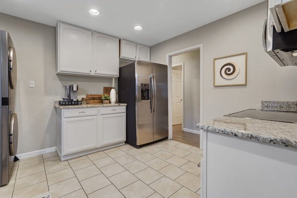 Your Culinary Haven! Our Fully Equipped Kitchen Boasts a Stove, Oven, Microwave, Fridge, Dishwasher, Coffee Maker, Toaster, and All the Essential Utensils You'll Need.