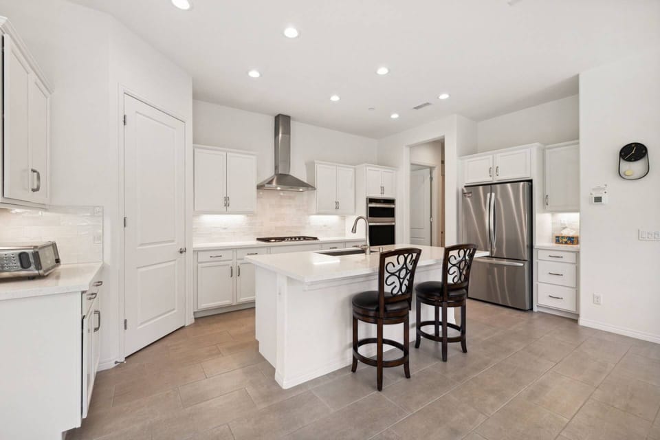 Kitchen Bar - Perfect for Breakfast!