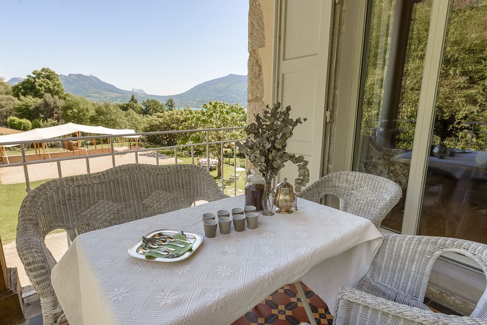 The Dining Room:
Featuring an open-plan, fully equipped kitchen and direct access to the veranda, the dining room is perfect for hosting large gatherings in a warm and friendly atmosphere during group stays.