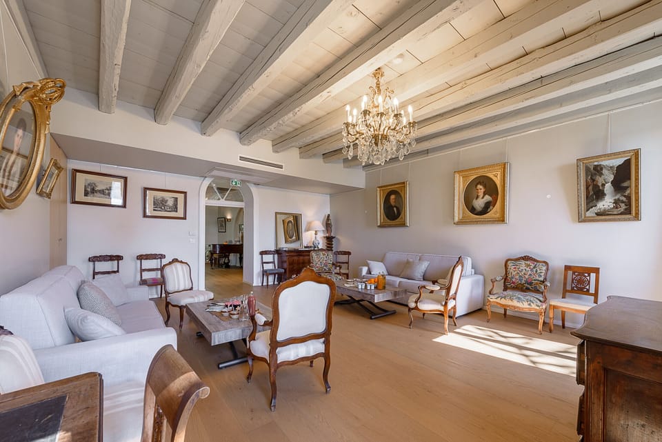 Large and luminous living room with a terrace access