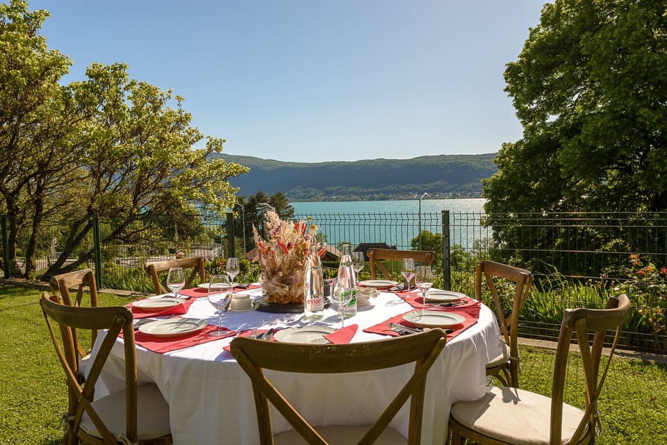 Enjoy a family meal around a round table overlooking the lake at Le Vignoble du Lac - cousinade, family vacation, seminar, wedding ...