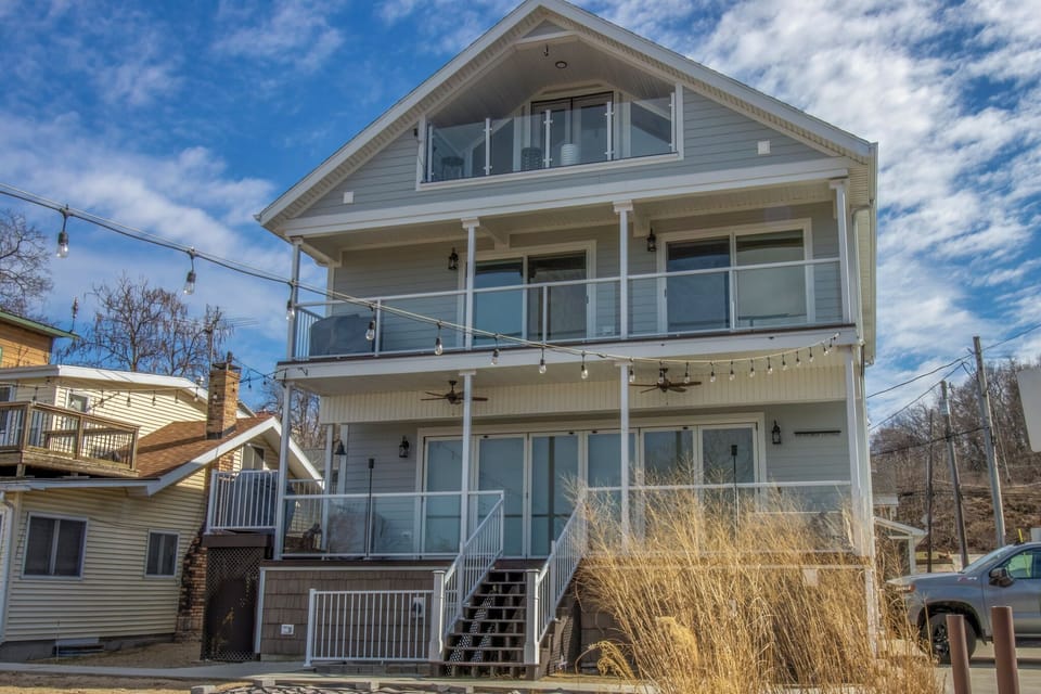 Boardwalk is on the sand on Sheridan Beach