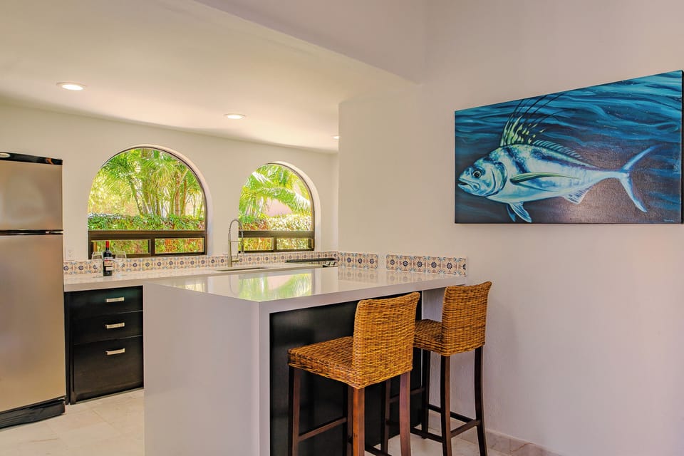 Fully equipped kitchen with bar stools