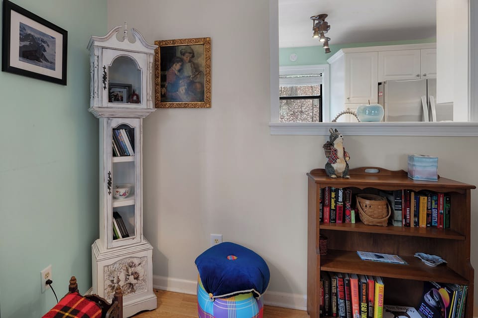 La Clairiere - Living Room books and games