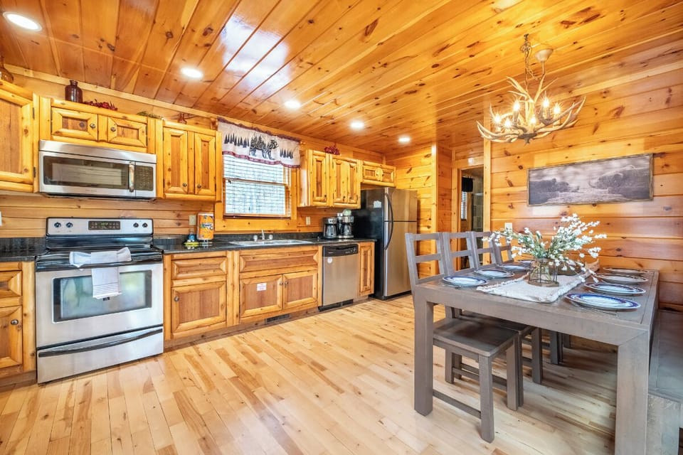 Smoky Mountain Vista's dining area and kitchen