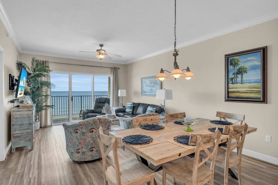 Dining area with seating for 6