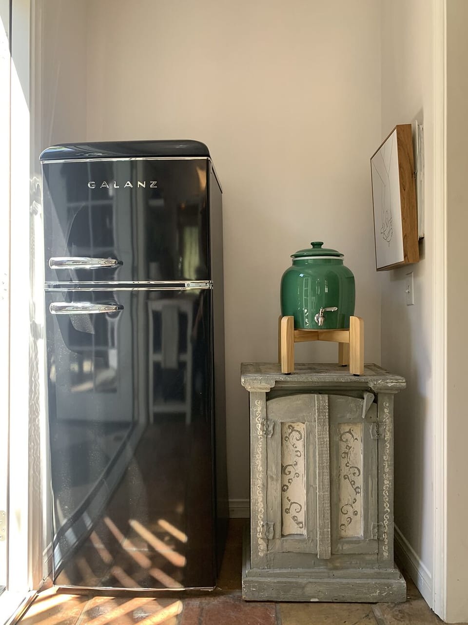 Chic & Functional Kitchen – Featuring a Retro-Style Fridge & Modern Essentials
