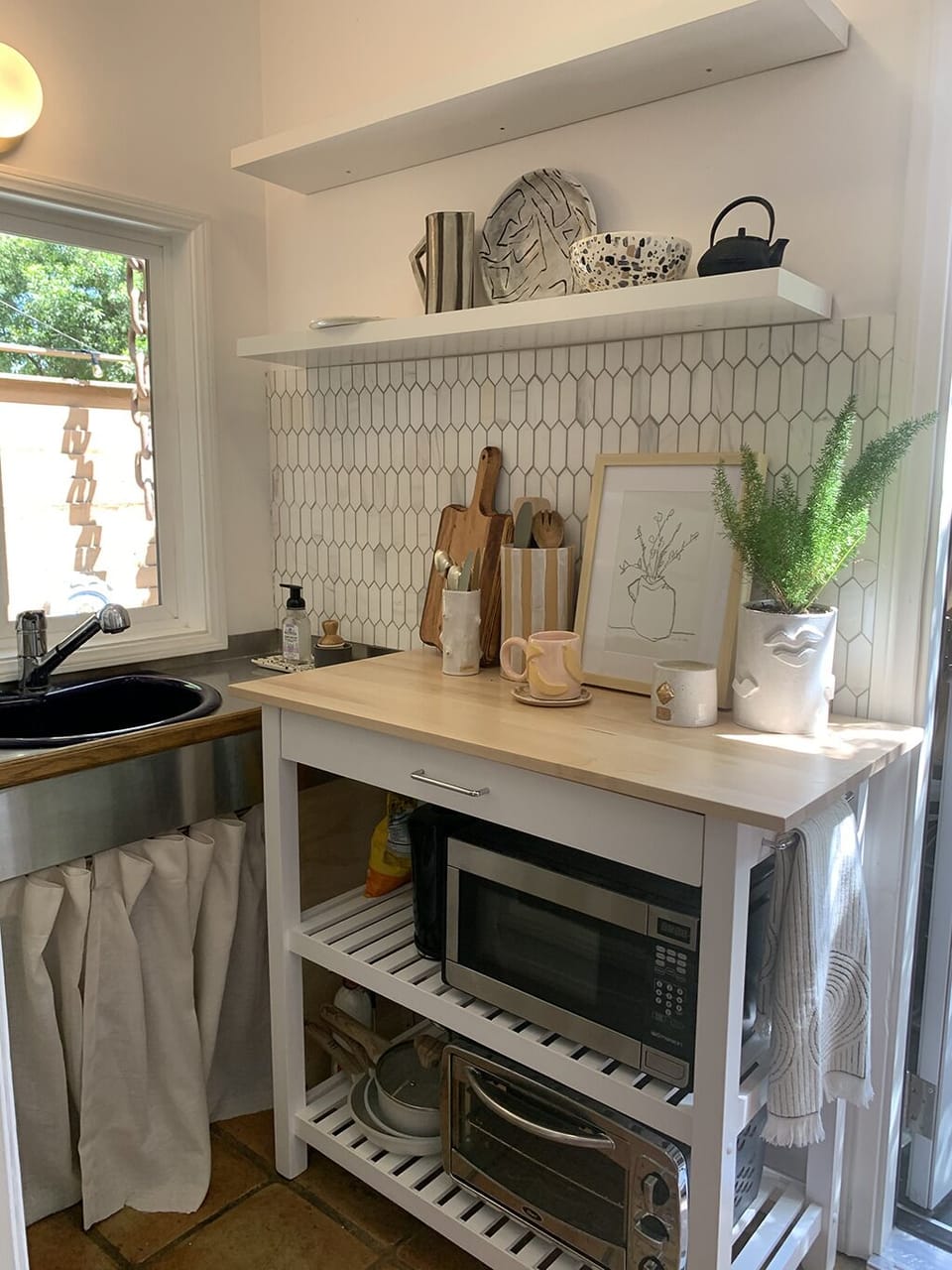 Charming Kitchenette – Perfect for Preparing Simple Meals & Morning Coffee