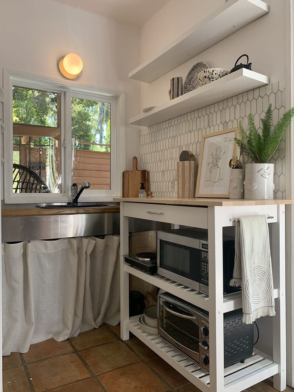 Well-Equipped Kitchenette – Vintage Fridge, Hot Plate, Toaster Oven & Essentials
