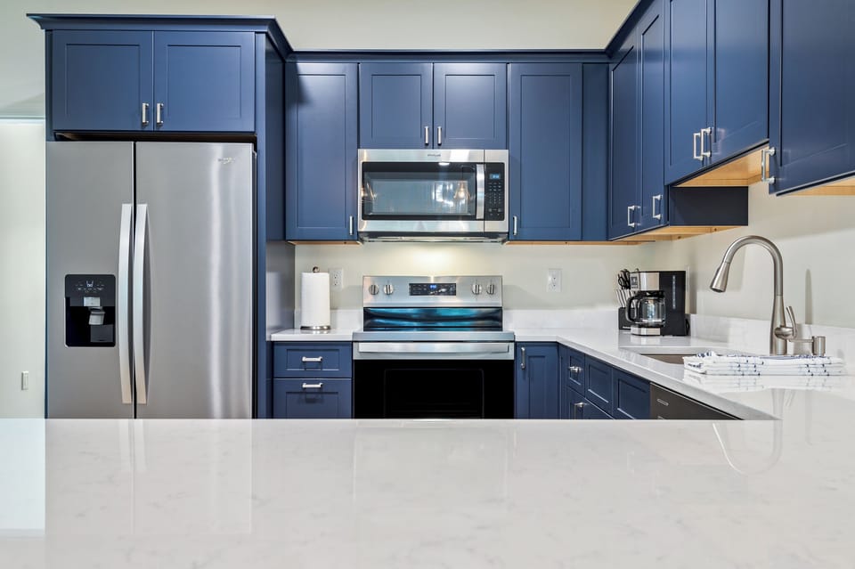 Fully equipped kitchen with plenty of space to eat in!
