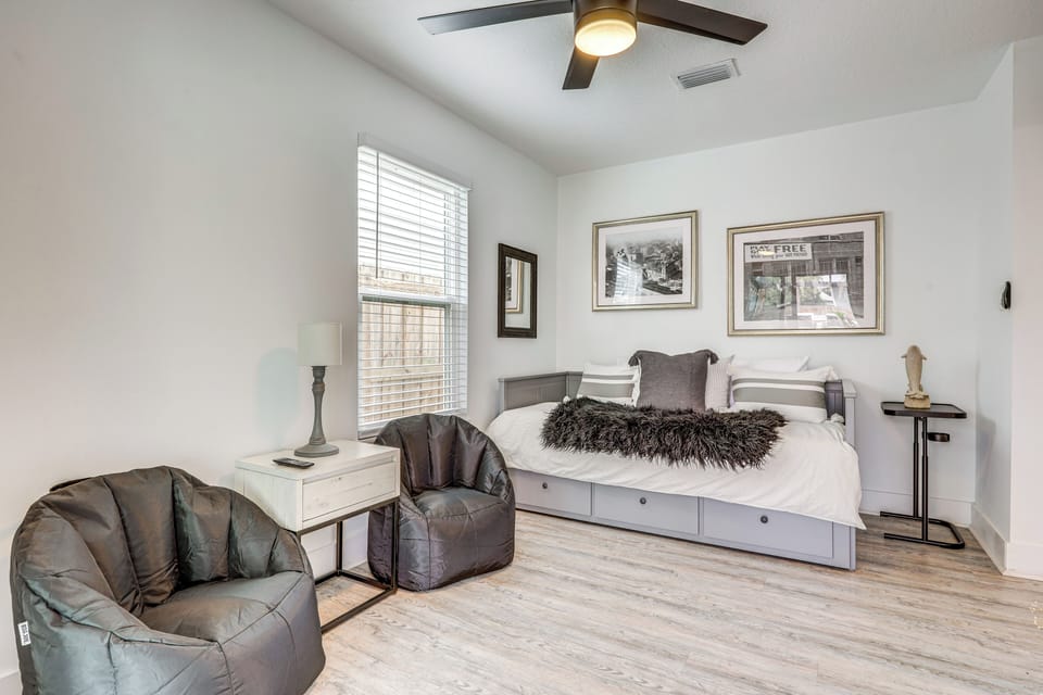 Bedroom 3 w/ full-size daybed that pulls out to king/ Smart TV/ sliding doors