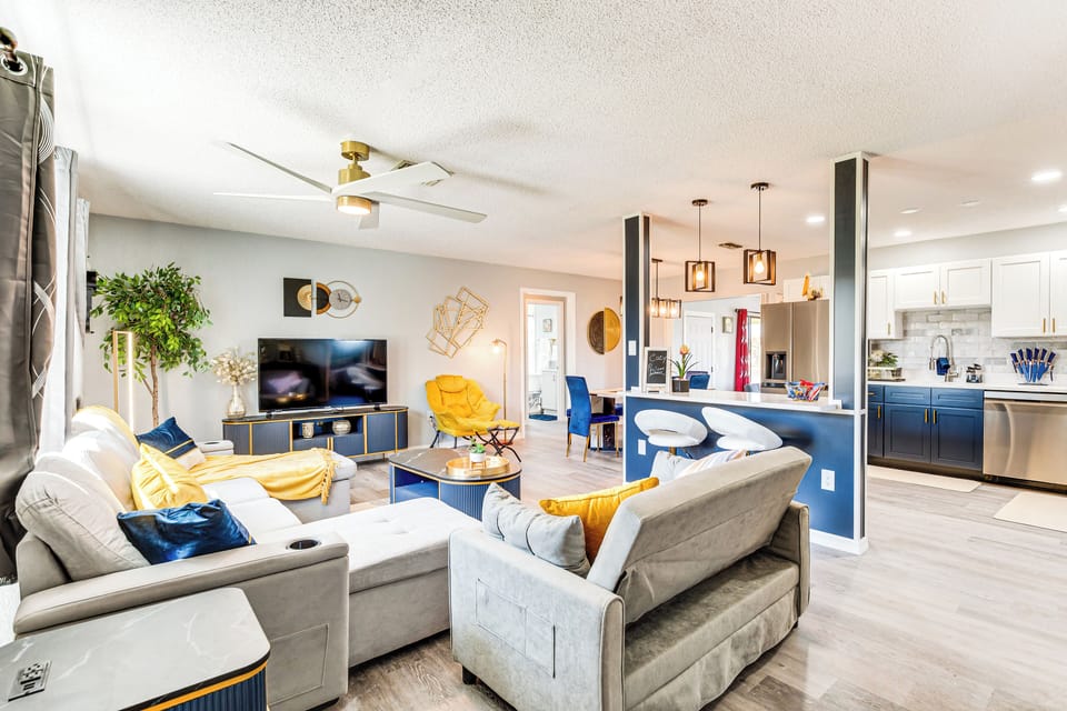 Living Room | 2 Queen Sleeper Sofas | Smart TV | Free WiFi | Single-Story Home