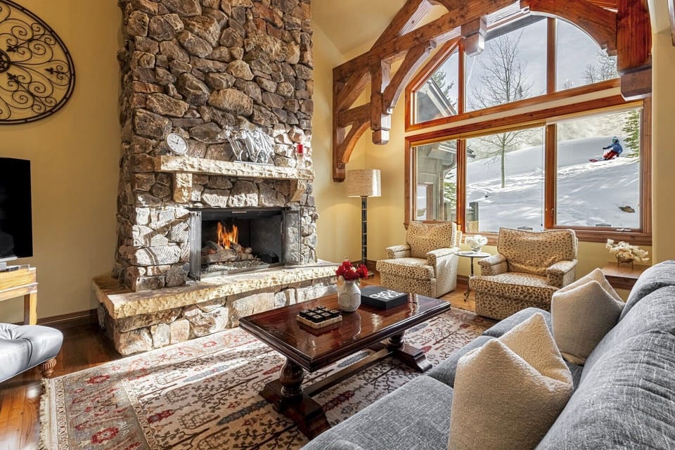 Cozy mountain retreat with fabulous views and ski in via Hawkeye ski run