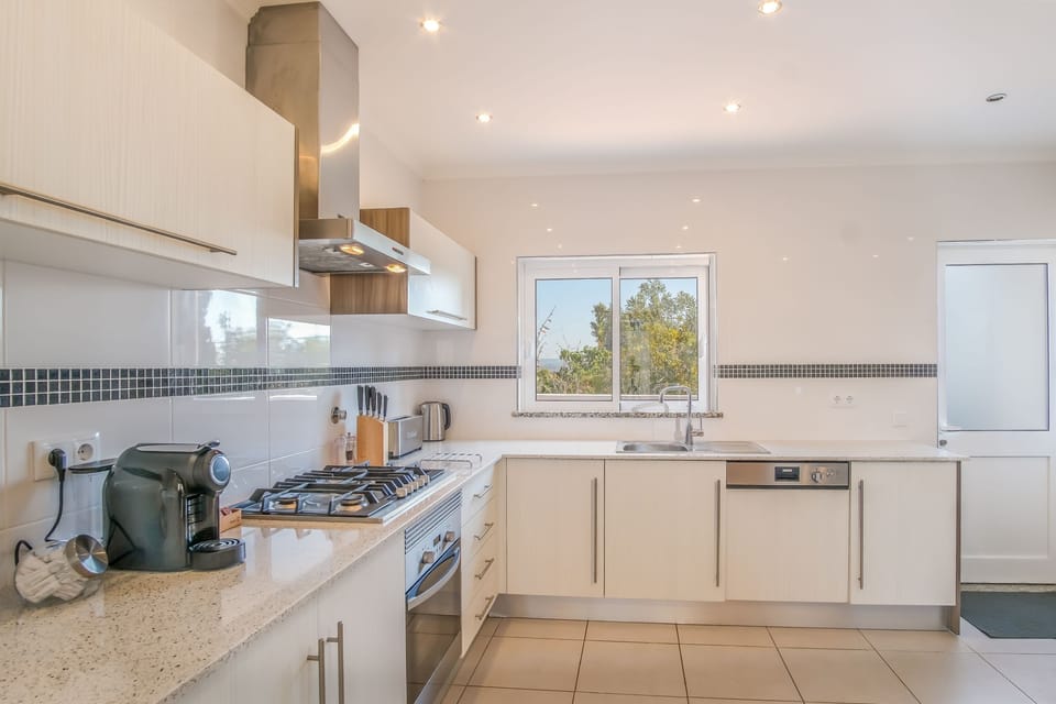 Well%2Dequipped kitchen with appliances