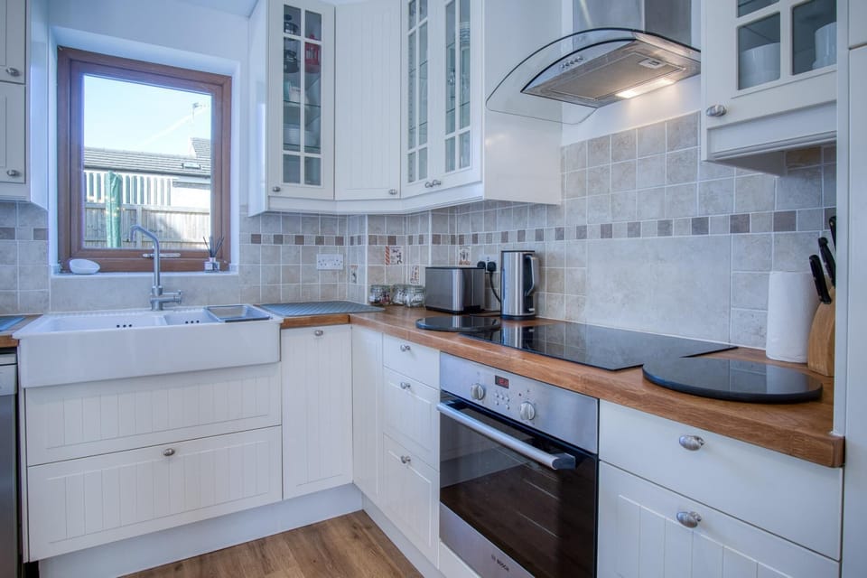 Nottage Road - 3 Bedroom Holiday Home - Mumbles (6771)