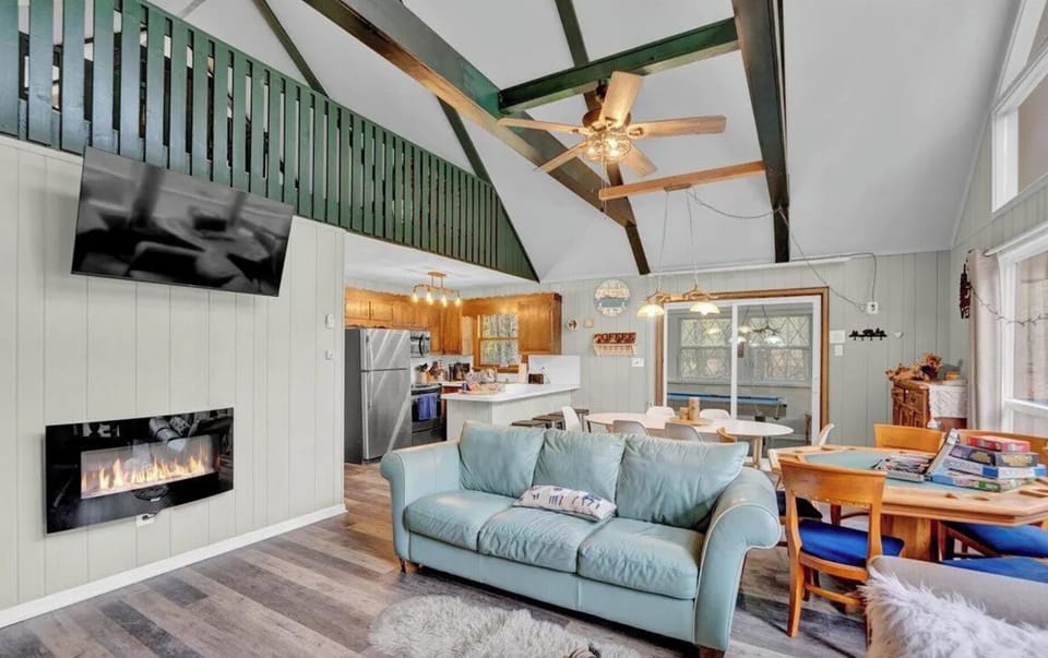 Living room layout has been refreshed, see additional photos for the updated set