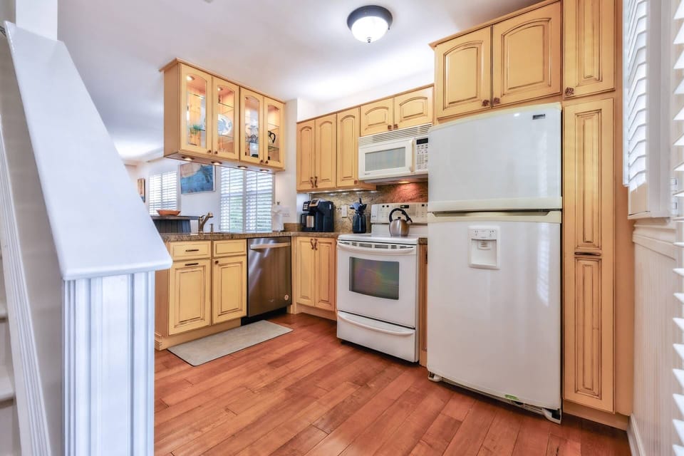 The well-equipped kitchen makes meal prep and cooking a breeze, with all the essentials you need for effortless island dining.