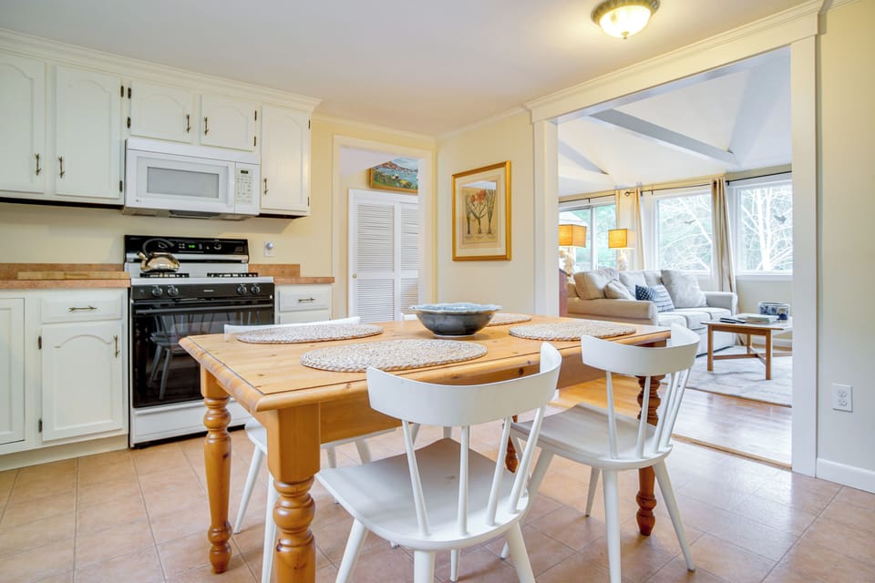 Kitchen & Dining Area | Main Level | Drip Coffee Maker | Dishwasher