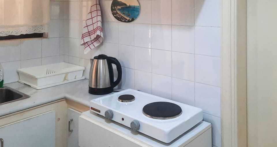 The kitchen (stove, kettle)