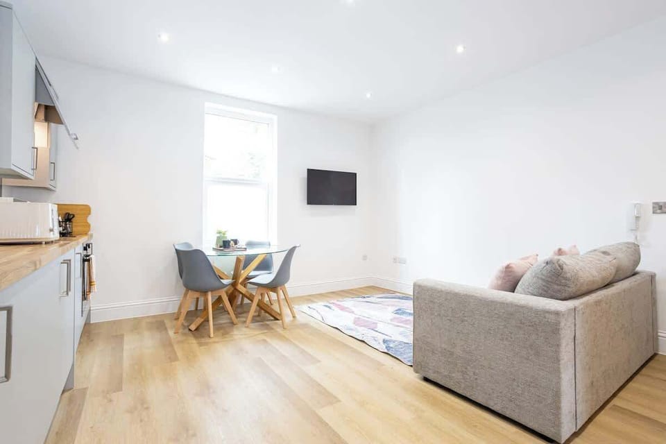 The open-plan living space benefits from a double sofa-bed, a 4-seater dining table and a fully equipped kitchen with everything you need for a short or long-term stay in Manchester.